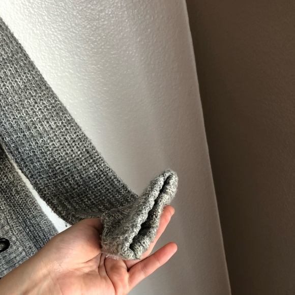 STYLIN’ SWEATER ❄️😍 - Picture 6 of 7